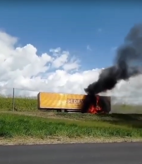 Veja as imagens da apresentação improvisada da Kart Love no meio do engarrafamento da BR-324 por Reprodução