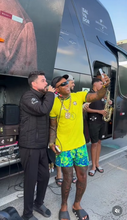 Veja as imagens da apresentação improvisada da Kart Love no meio do engarrafamento da BR-324 por Reprodução