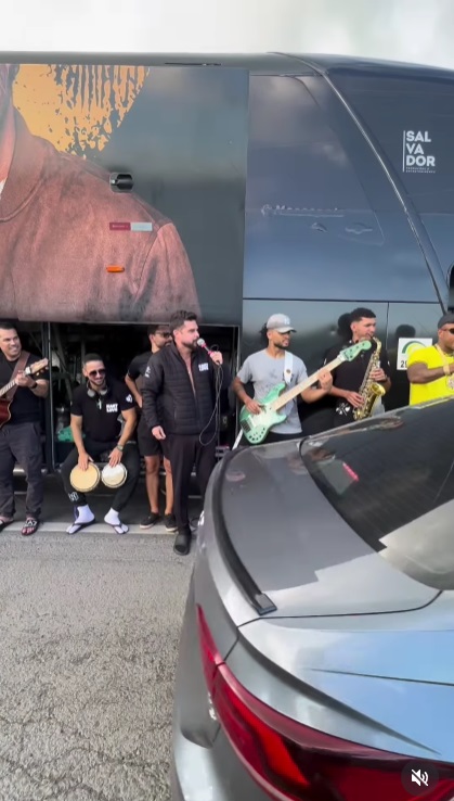 Veja as imagens da apresentação improvisada da Kart Love no meio do engarrafamento da BR-324 por Reprodução