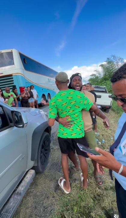 Veja as imagens da apresentação improvisada da Kart Love no meio do engarrafamento da BR-324 por Reprodução