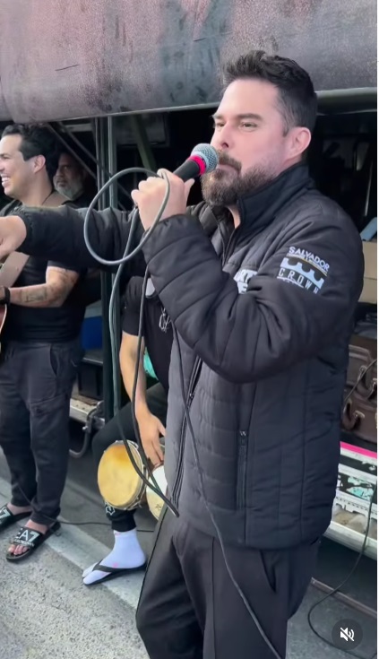 Veja as imagens da apresentação improvisada da Kart Love no meio do engarrafamento da BR-324 por Reprodução