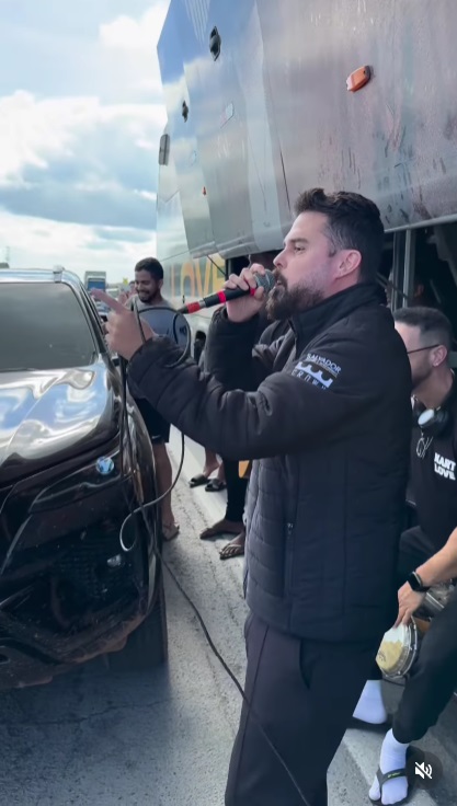 Veja as imagens da apresentação improvisada da Kart Love no meio do engarrafamento da BR-324 por Reprodução