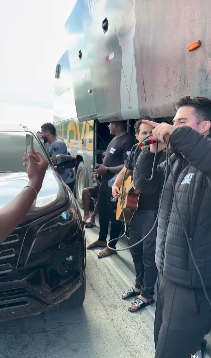 Veja as imagens da apresentação improvisada da Kart Love no meio do engarrafamento da BR-324 por Reprodução