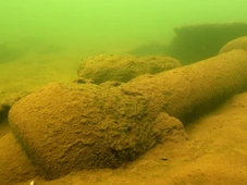 Imagem - Vila coberta de água esconde casas e até carros de operários há 67 anos