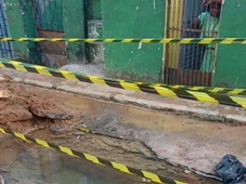 Imagem - Moradores denunciam vazamento de água e destruição de asfalto em bairro de Salvador