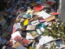 Imagem - Prefeitura joga no lixo livros de biblioteca municipal; Ministério repudia ação