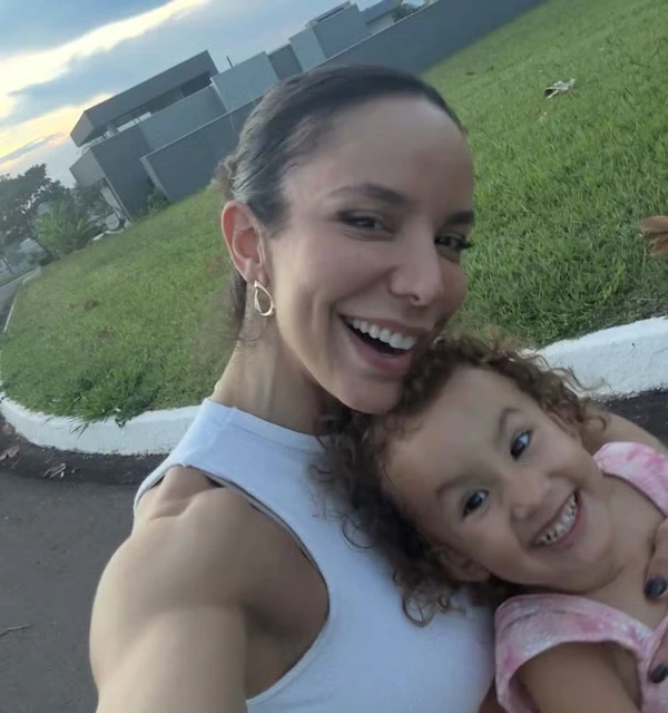 A educadora física Carol Borba revelou que costuma dar creatina para a filha  por Reprodução/Redes Sociais 