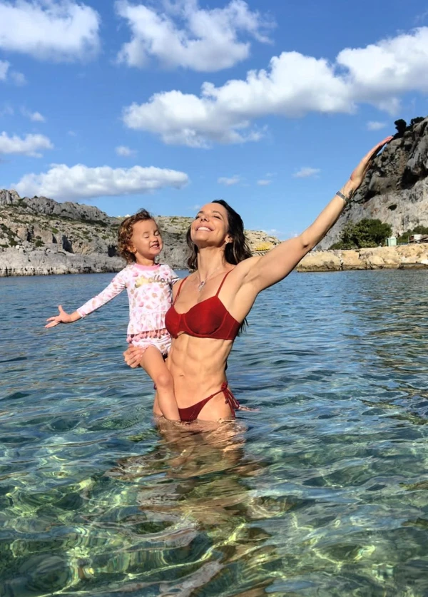 A educadora física Carol Borba revelou que costuma dar creatina para a filha  por Reprodução/Redes Sociais 