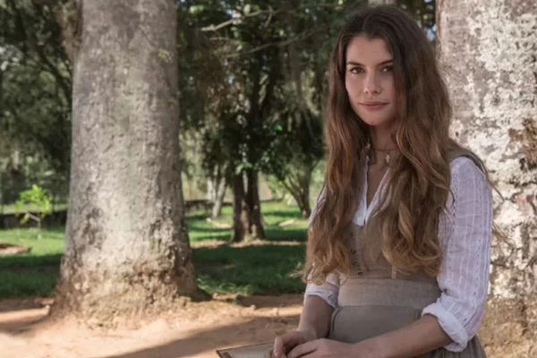 Alinne Moraes está de volta em 'Além do Tempo'