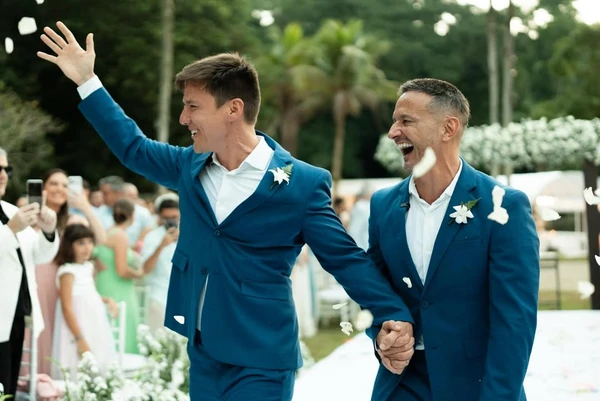 Felipe Suhre e Erick Andrade celebraram casamento em cerimônia emocionante no Rio por Reprodução/Instagram