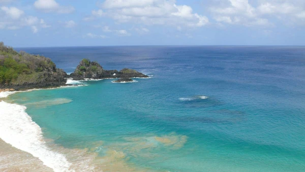 Baía de Sancho por Wikimedia Commons