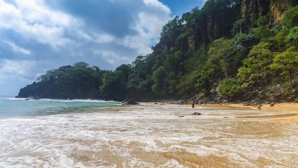 Baía de Sancho por Wikimedia Commons