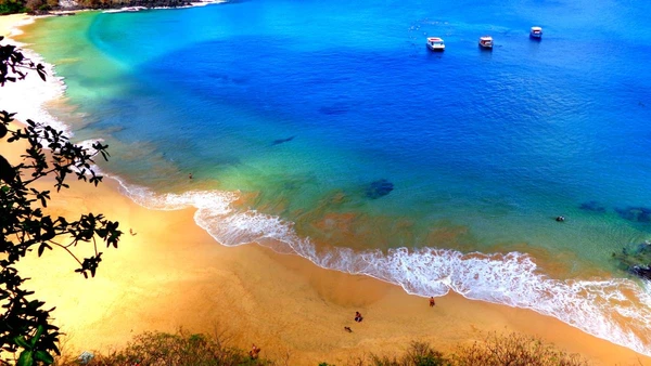 Baía de Sancho por Wikimedia Commons