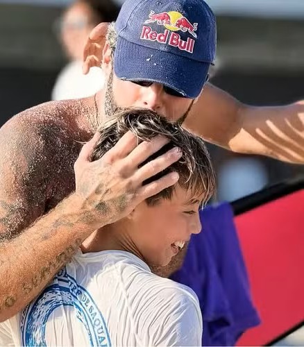 Filho de Pedro Scooby e Luana Piovani vence primeiro campeonato de surfe por Reprodução/Instagram