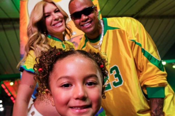 Léo Santana ao lado da família em festa de aniversário