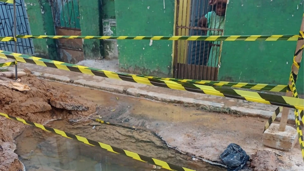Moradores sofrem com vazamento de água em frente à casa
