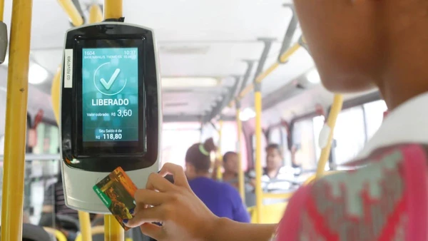 O sistema atual de desconto direto na folha de pagamento garante o acesso ao ônibus, mas é o alvo da proposta de reforma legislativa no Congresso.