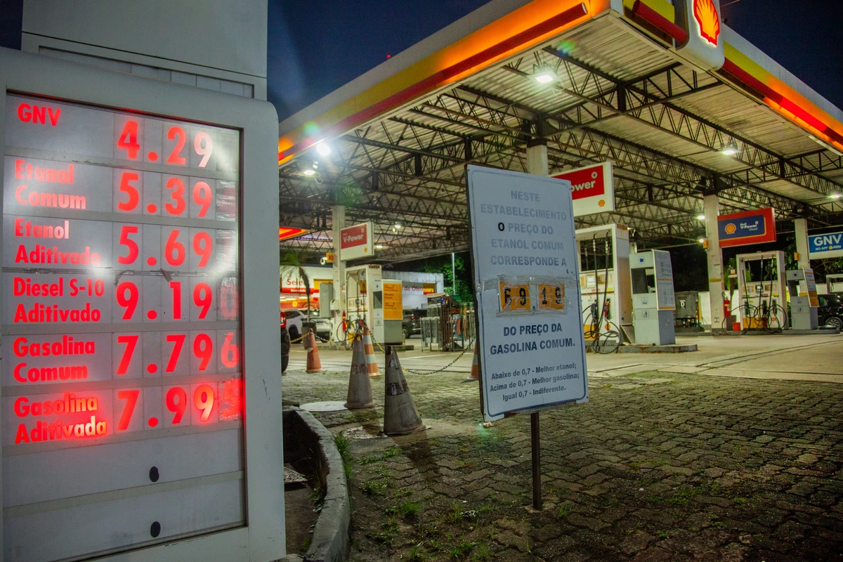 Preço da gasolina em posto de Salvador por Sora Maia/CORREIO