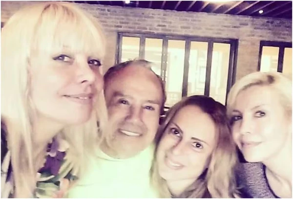 Stênio Garcia com a esposa, Mari Saad, e as filhas, Cássia e Gaya por Reprodução/Instagram