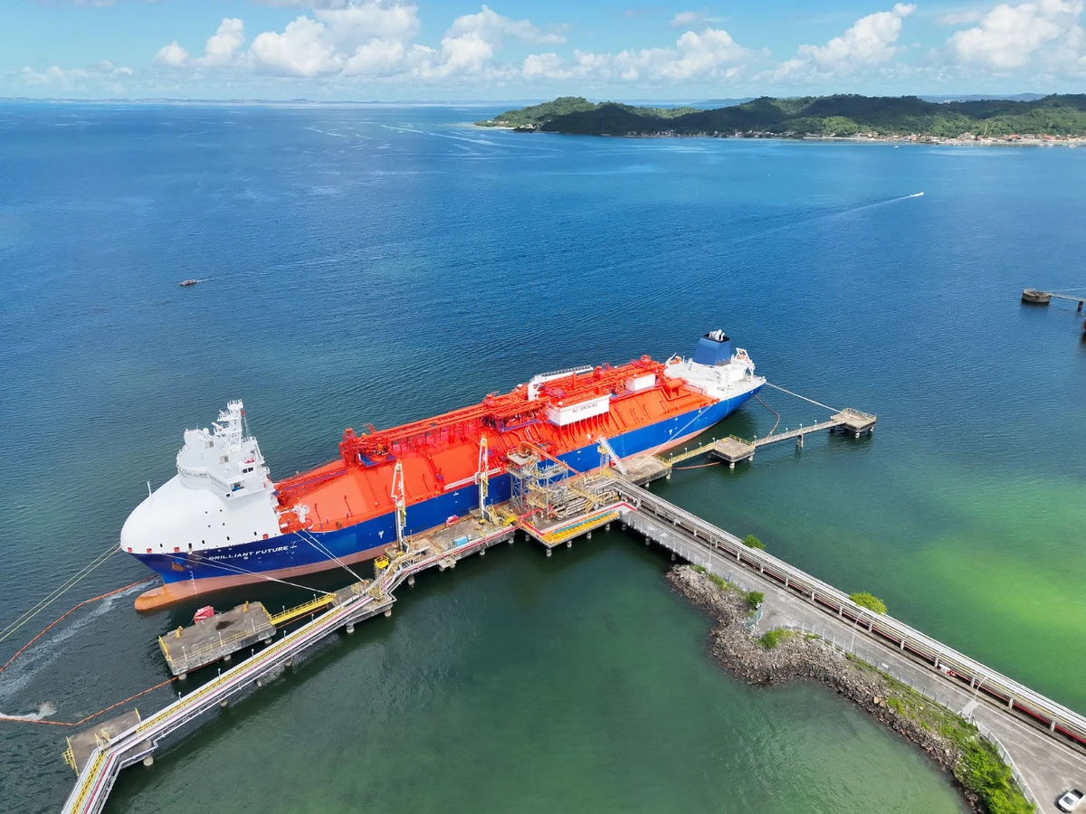 Terminal de Gases e Líquidos (Tegal), no Porto de Aratu, e navio Brillant Future, da Braskem por Raimundo Sampaio e José Luiz Paes/Divulgação Braskem