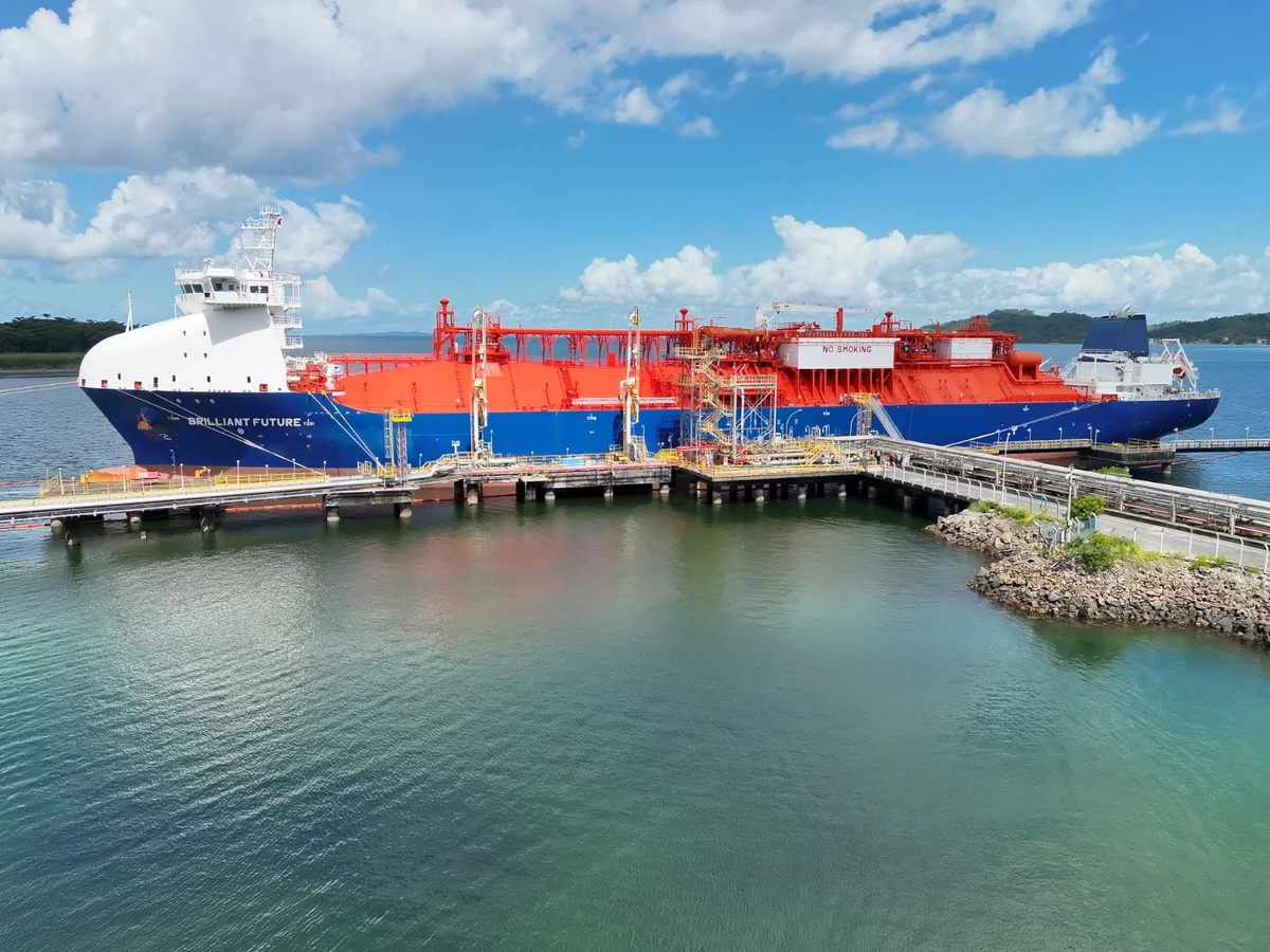 Terminal de Gases e Líquidos (Tegal), no Porto de Aratu, e navio Brillant Future, da Braskem por Raimundo Sampaio e José Luiz Paes/Divulgação Braskem