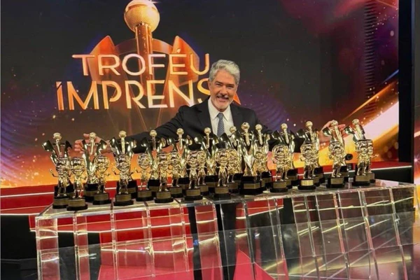 William Bonner foi liberado pela Globo e compareceu ao Troféu Imprensa pela primeira vez