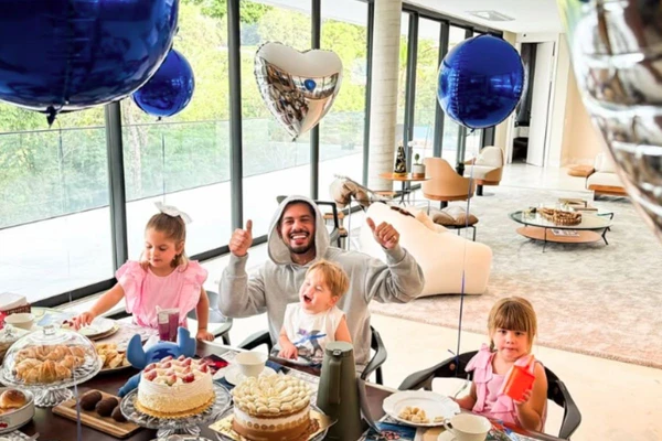 Zé Felipe e os filhos