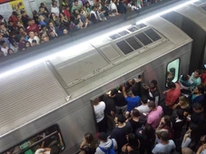 Imagem - Passageira de metrô será indenizada após ter celular furtado durante arrastão