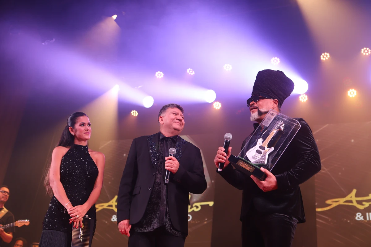 Carlinhos Brown fez um show especial no troféu Armadinho & Irmãos Macêdo