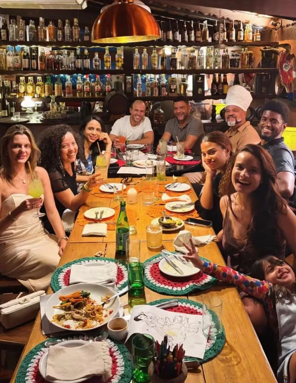 Clara Buarque com João Pedro, o pai, Carlinhos Brown, e amigos por Reprodução/Instagram