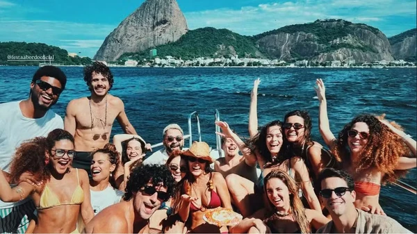 Clara Buarque e João Pedro Januário (à esquerda) em passeio de barco no Rio por Reprodução/Instagram