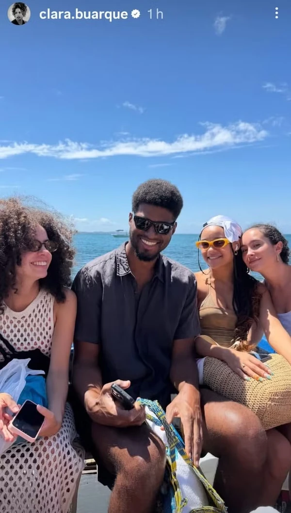 Clara Buarque posta foto de João Pedro Januário com sua irmã e prima em Salvador por Reprodução/Instagram