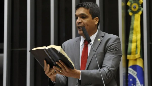 Entre orações e polêmicas: como Cabo Daciolo tenta unir o voto evangélico e militar em 2026