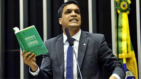 Entre orações e polêmicas: como Cabo Daciolo tenta unir o voto evangélico e militar em 2026 por Reprodução/Agência Câmara