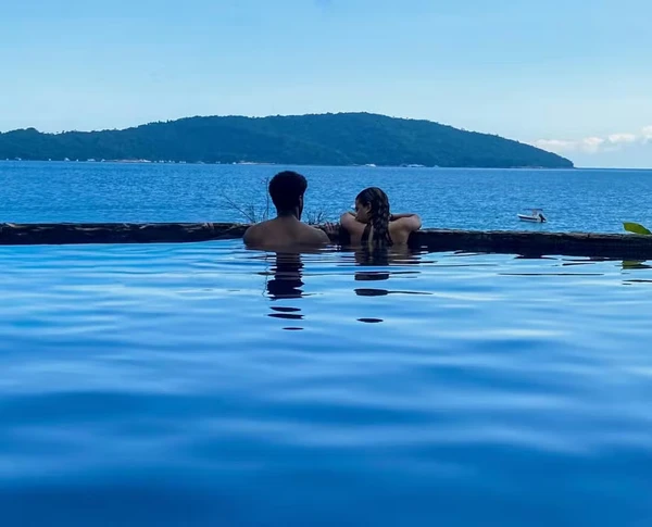 João Pedro Januário e Clara Buarque em Angra dos Reis por Reprodução/Instagram