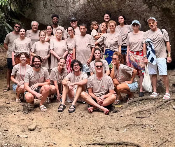 João Pedro Januário e Clara Buarque na virada do ano em Angra com outros convidados por Reprodução/Instagram