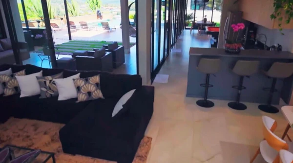 Maiara e Maraisa mostram mansão estratégica em SP usada entre shows e viagens por Reprodução/Globo