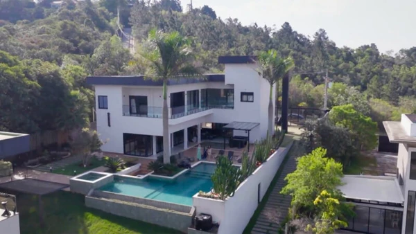 Maiara e Maraisa mostram mansão estratégica em SP usada entre shows e viagens por Reprodução/Globo