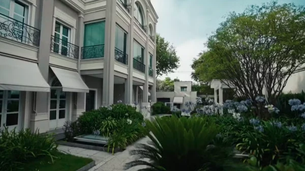 Mansão é avaliada em R$ 50 milhões por Reprodução 