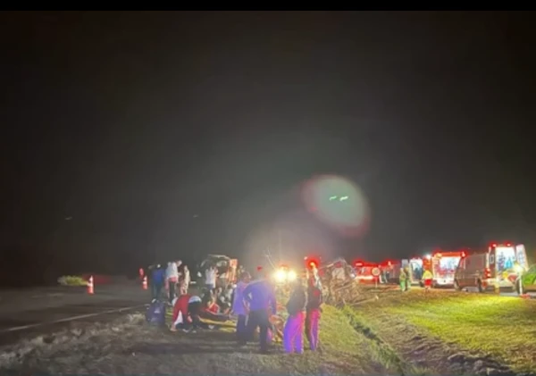 Ônibus com fiéis bate em carreta e deixa dois mortos e mais de 30 feridos por Reprodução/TV Integração