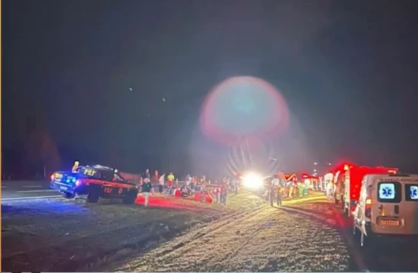 Ônibus com fiéis bate em carreta e deixa dois mortos e mais de 30 feridos por Reprodução/TV Integração