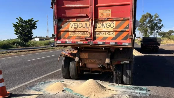 Ônibus com fiéis bate em carreta e deixa dois mortos e mais de 30 feridos por Reprodução/TV Integração