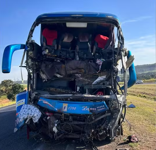 Ônibus com fiéis bate em carreta e deixa dois mortos e mais de 30 feridos por Reprodução/TV Integração