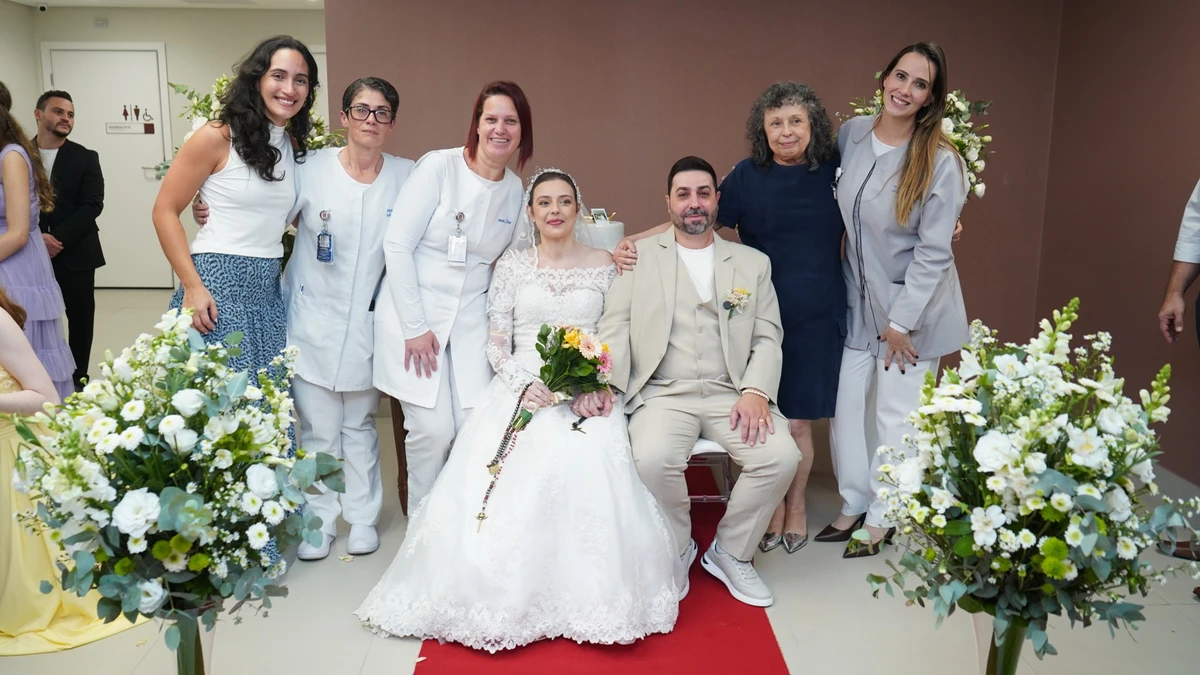 Paciente com câncer realiza sonho de casamento dentro de hospital com direito a vestido de noiva, véu e buquê por Divulgação