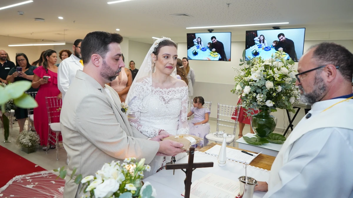 Paciente com câncer realiza sonho de casamento dentro de hospital com direito a vestido de noiva, véu e buquê