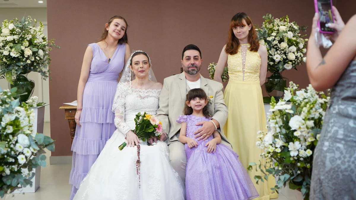 Paciente com câncer realiza sonho de casamento dentro de hospital com direito a vestido de noiva, véu e buquê por Divulgação