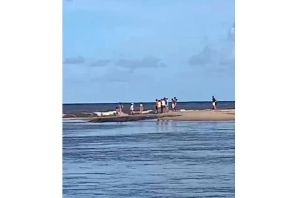 Pai e tio morreram afogados em praia de Itacimirim por Reporodução/Rede Sociais