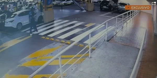 Vídeo mostra suspeitos seguindo três mulheres que foram sequestradas em shopping de Salvador por Reprodução/TV Bahia