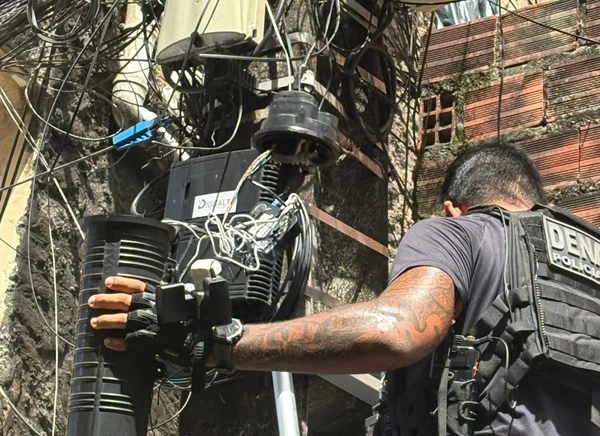 Câmeras são retiradas de bairro em Salvador