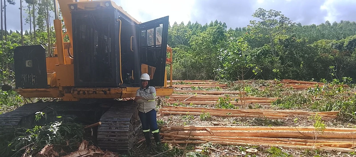 Embora o processo seja aberto para todos, a companhia busca ativamente romper barreiras de gênero, incentivando que mais mulheres ocupem as cabines de equipamentos de alta tecnologia